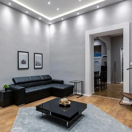 Spotless & Spacious Downtown